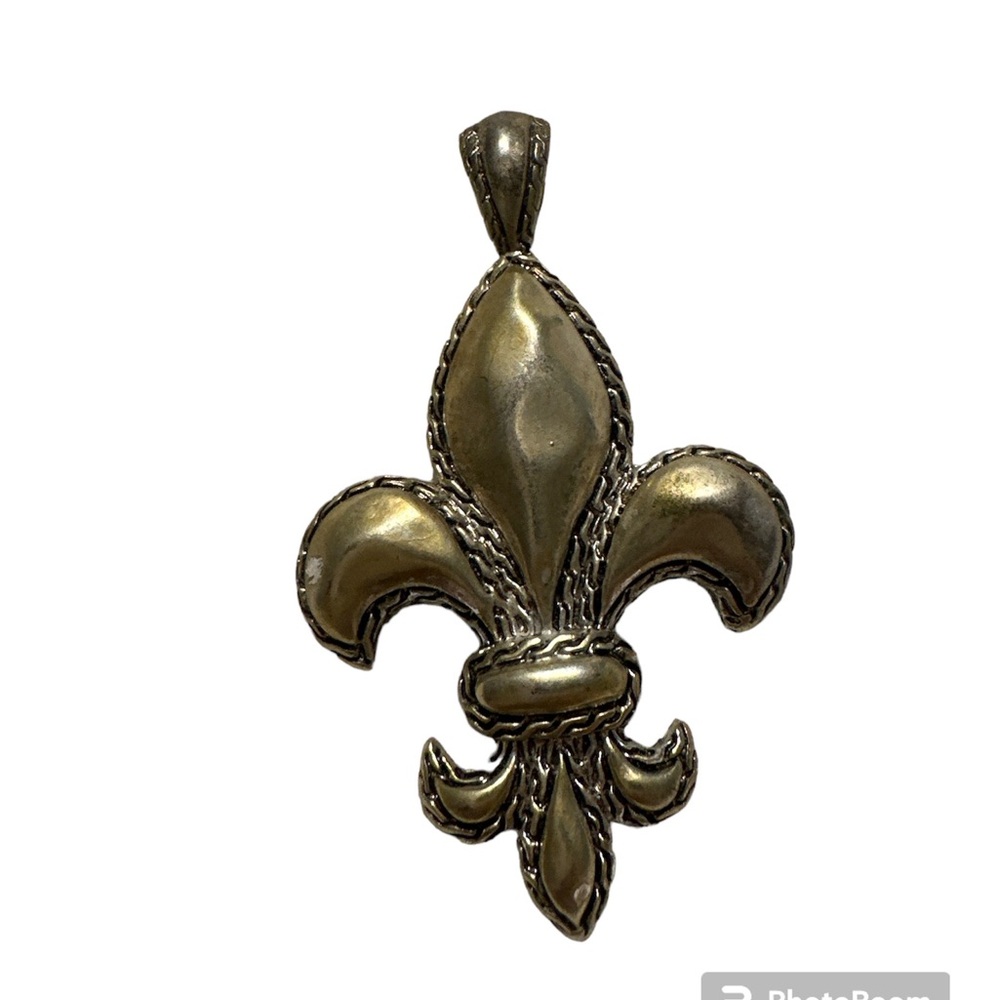 Fluer de Lis silver pendent just needs silver chain and cleaning